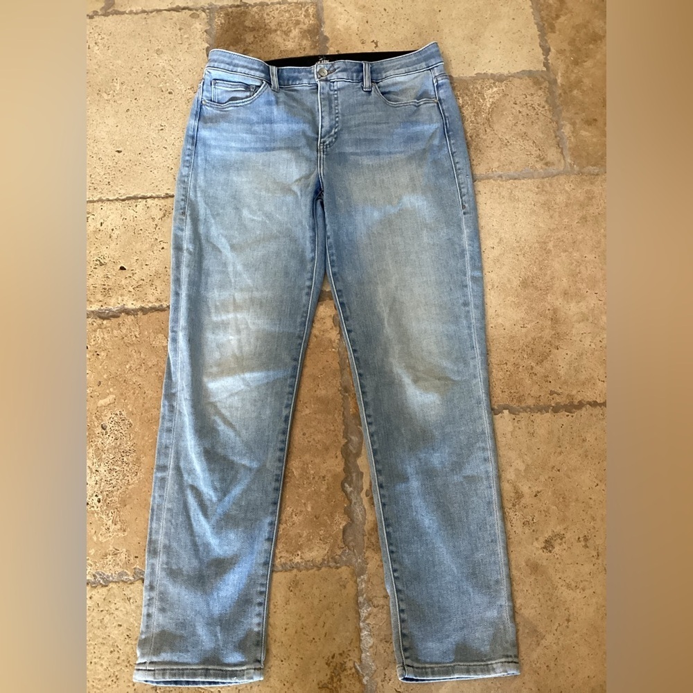 Lularoe light wash straight leg jeans-SZ 30
Waist 16”
Inseam 30”
Rise 7”